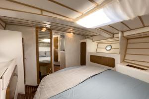 巴塞罗那Rufus Port Forum的一间小卧室,卧室内配有一张床铺
