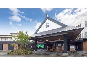 新发田市Tsukioka Onsen Furinya - Vacation STAY 55981v的屋顶上方的建筑