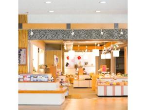 新发田市Tsukioka Onsen Furinya - Vacation STAY 55981v的商店里有很多展品