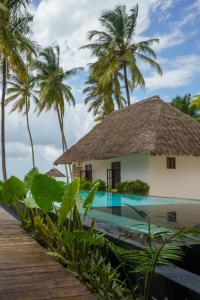 江比阿撒维拉海滩别墅的一个带游泳池和棕榈树的度假村