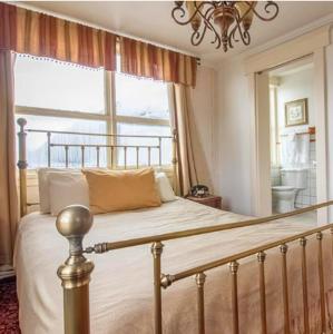 西沃德范吉尔德酒店的一间卧室设有一张大床和大窗户
