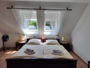 瓦尔斯罗德Pension Weidengrund的一间卧室设有两张床和两个窗户。