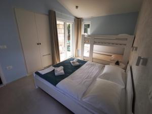 皮兰Morski gaj Resort的一间卧室配有一张床,上面有两条毛巾