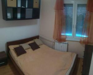 布达佩斯Apartment的一间卧室配有一张带两个枕头的床