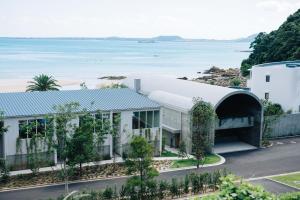 五岛Colorit Goto Islands - Vacation STAY 61527v的建筑的空中景观,背景是海洋
