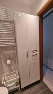 卢克钦APARTAMENT RELAX BLUE MARE的带卫生间的浴室内的白色冰箱