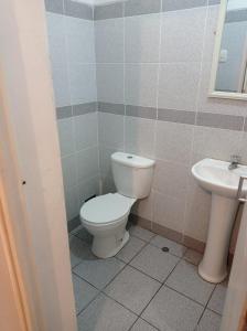 皮乌拉HOSTAL PARIS的一间带卫生间和水槽的浴室
