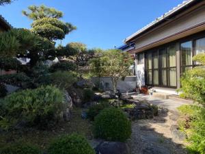 伊势市Minpaku Yagi - Vacation STAY 14700的房屋前的花园