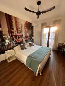菲乌米奇诺Guest House Le Vagabonde的一间卧室配有一张大床和吊扇