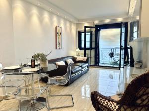 诺哈La Goleta - 6915的客厅配有真皮沙发和玻璃桌