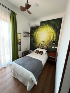 菲乌米奇诺Guest House Le Vagabonde的一间卧室配有一张壁画床