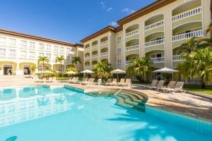 科斯塔萨乌佩Saui­pe Premium Sol All Inclusive的大楼前设有游泳池的酒店