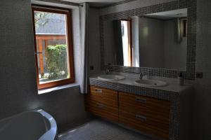 ÚvalyLarge house with parking, 30 min to Prague center的浴室设有2个水槽、镜子和窗户。