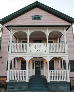 KinderhookOld Dutch Inn的粉红色的房子,上面有读到浸泡公爵的标志