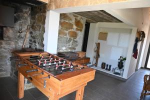 塞尔唐Casa Corte do Vale Alojamento Local的一间游戏室,内设木桌上的桌上足球