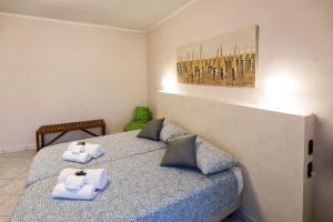 普拉托Dimora del Viaggiatore的一间卧室配有带毛巾的床