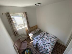 诺丁汉Nottingham Home Stay的小房间设有床和窗户
