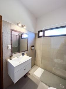 乌尼翁镇Casa Vergara I的一间带水槽和玻璃淋浴的浴室