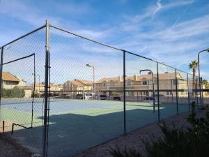 拉斯维加斯2bed 1 bath condo near Nellis afb & the strip的网球场,带网