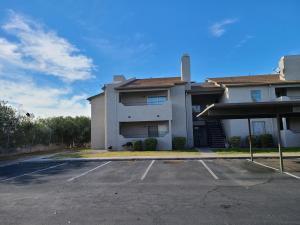 拉斯维加斯2bed 1 bath condo near Nellis afb & the strip的房子前面的一个停车位