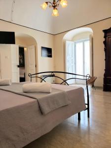 圣安吉罗山Dimora Maggi al Corso的一间卧室,卧室内配有一张大床