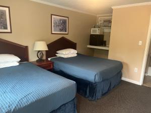 伊利Steelhead Inn的酒店客房,设有两张床和一盏灯
