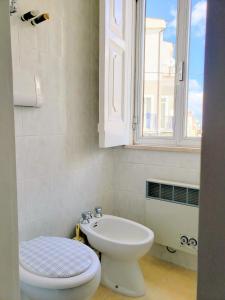 圣安吉罗山Dimora Maggi al Corso的一间带卫生间、水槽和窗户的浴室