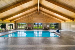 伊格尔里弗德比贝斯特韦斯特酒店的大型室内游泳池设有大型木制天花板