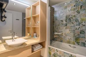 瓦讷瓦讷市中心贝斯特韦斯特优质酒店的一间带水槽和淋浴的浴室