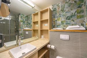 瓦讷瓦讷市中心贝斯特韦斯特优质酒店的一间带水槽和淋浴的浴室