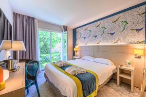 瓦讷瓦讷市中心贝斯特韦斯特优质酒店的配有一张床和一张书桌的酒店客房