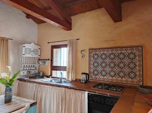 法斯纳斯Complejo Rural del Molino Dorado的厨房配有水槽和炉灶 顶部烤箱