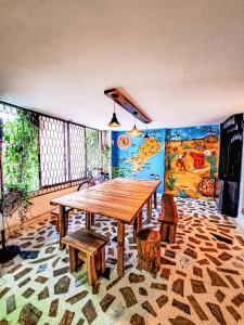 里奥阿查Yosu Hostal的一间带木桌和长凳的用餐室