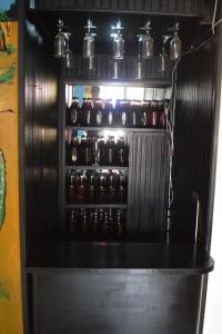 里奥阿查Yosu Hostal的装满大量啤酒的冰箱