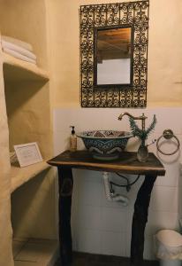 法斯纳斯Complejo Rural del Molino Dorado的一间带水槽和镜子的浴室