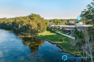 BewongPanorama at Jervis Bay I Pet Friendly I 15 Mins to Hyams Beach的享有河流的空中景致,拥有房屋和树木