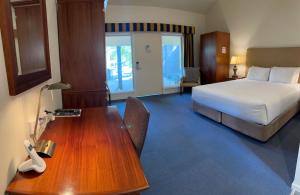 莫宁顿莫宁顿布鲁克兰酒店的酒店客房配有一张床、一张桌子、一张床铺和一张桌子。