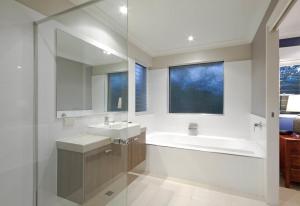 20 Wesley Court, Noosa Heads的一间浴室