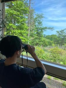 Shimo-setsuriHororo Style的一位有摄像机的人,从火车窗边看