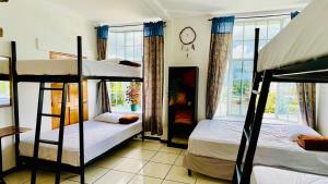 JuayúaSamay Hostel的一间卧室设有两张双层床和一扇窗户。
