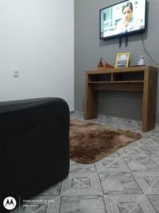 莫罗圣保罗Ap, Bem localizado em Morro de São Paulo Ba的带沙发和电视的客厅
