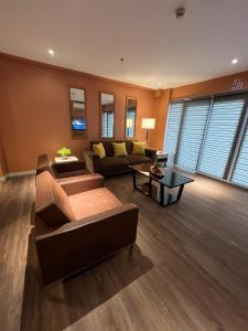 马尼拉City Park Hotel Residences的客厅配有沙发和桌子