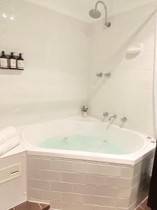 AngastonAngaston Mews Apartments的一间白色浴室,内配浴缸