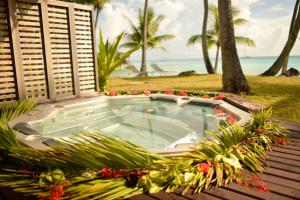 阿瓦托鲁起亚邑温泉度假酒店的海滩旁甲板上的按摩浴缸