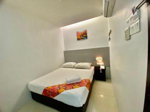 普崇佳景酒店（普崇）的一间白色的小房间,里面设有一张床