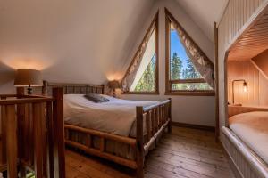 戈尔登莫伯利山林小屋的一间卧室设有两张床和大窗户