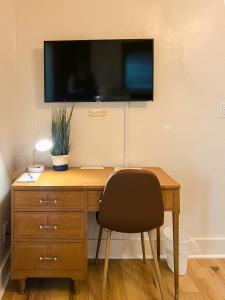 梅德福Oakdale Suites - Master Property的一张桌子、椅子和墙上的电视