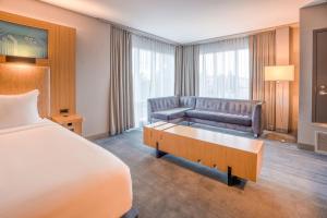 库比蒂诺库比提诺雅乐轩酒店的酒店客房,配有床和沙发