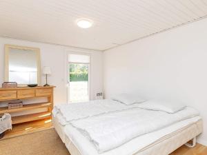 KarrebæksmindeHoliday home Karrebæksminde IX的白色卧室配有床、梳妆台和镜子