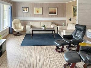廷瑟Holiday home Tynset的客厅配有沙发和桌椅